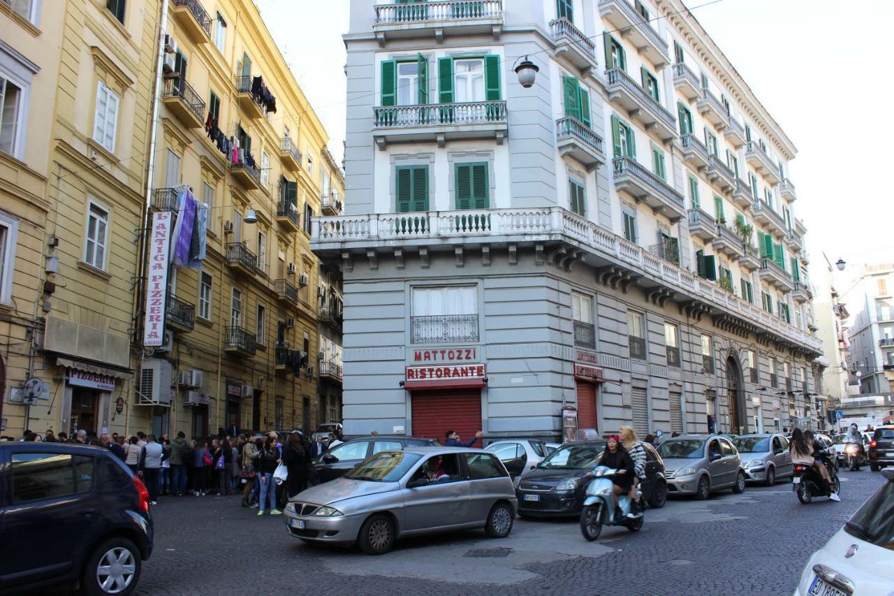 Resta Cu Mme Naples