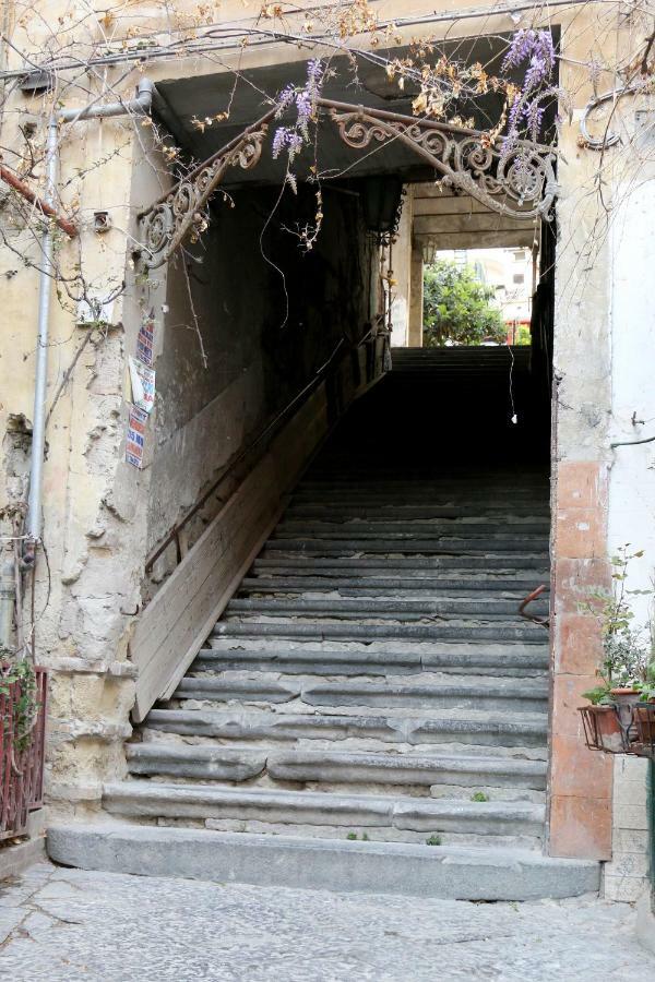 La Scalinata Di Chiaia 3* Naples
