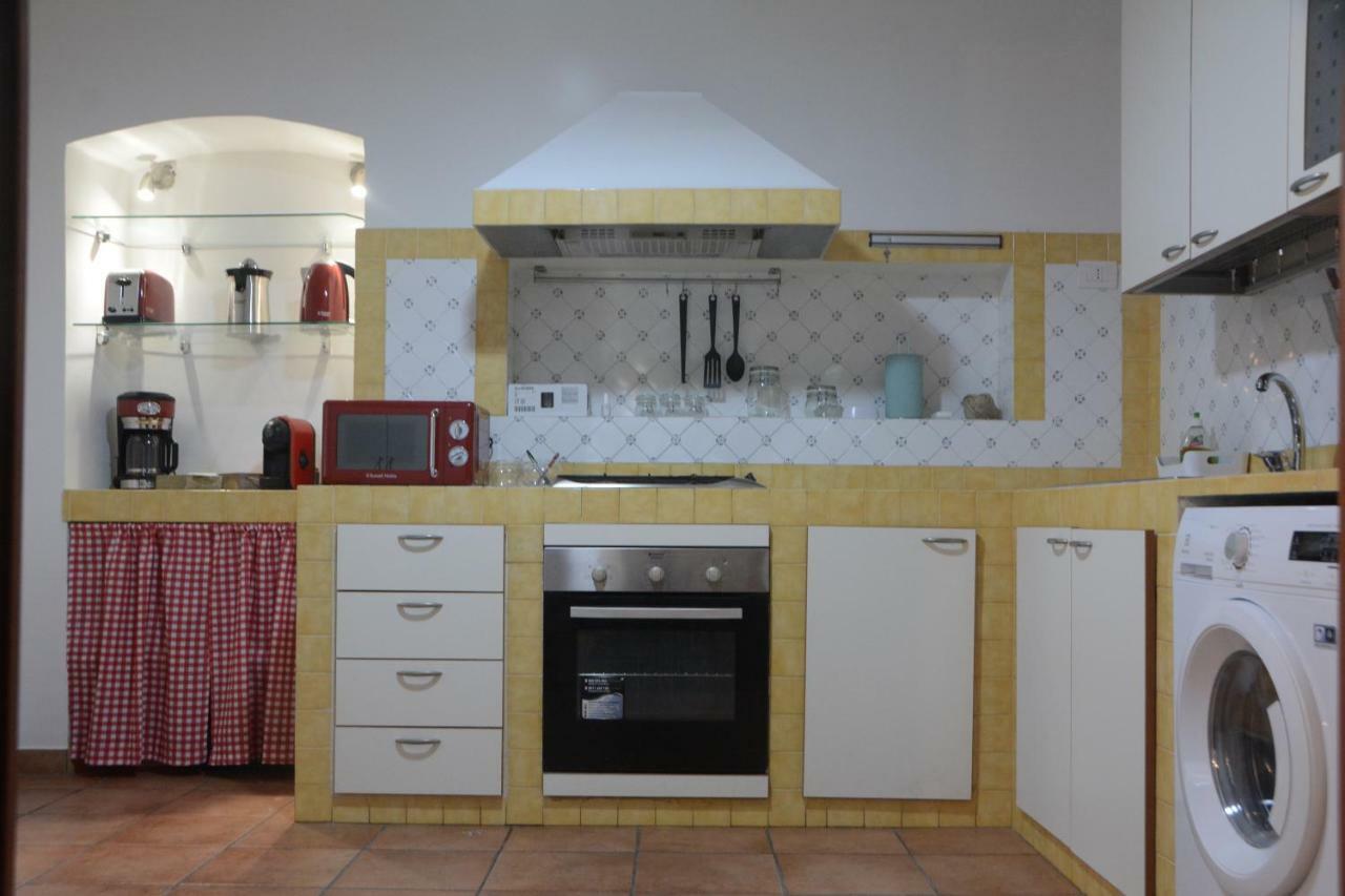 Vicaria - - *