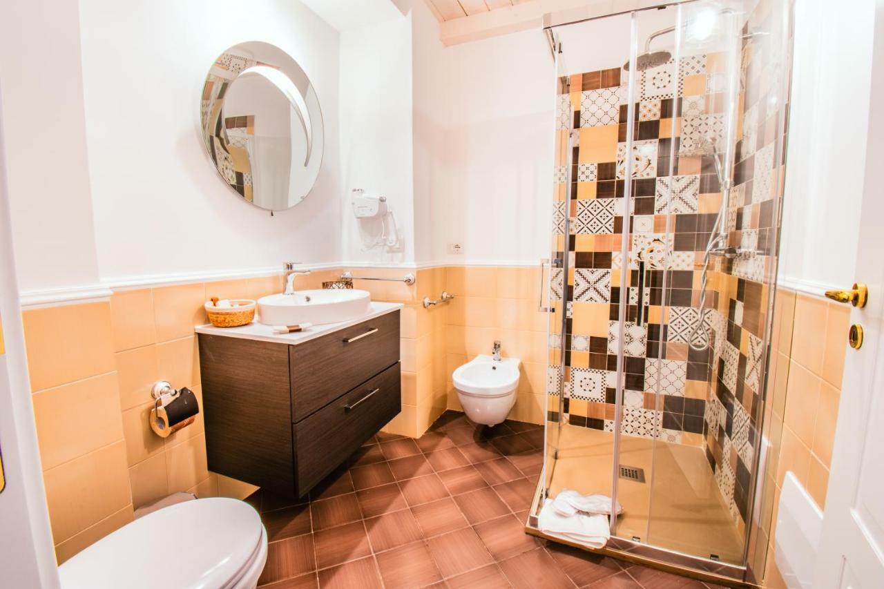 Guest house Domus Sibyllina, Galleria Umberto I 3*