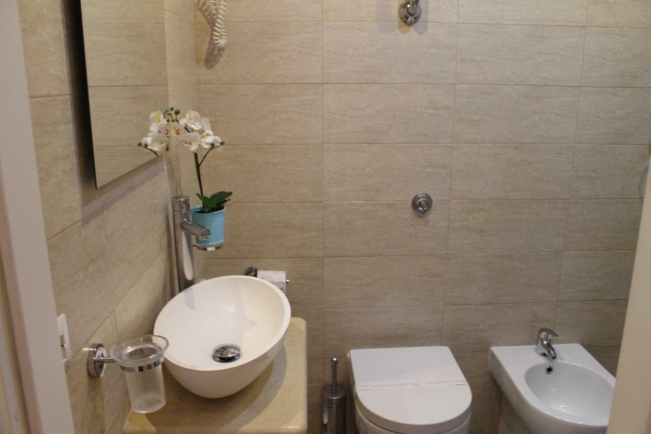 Da Polly A Piazza Amedeo Bed & Breakfast