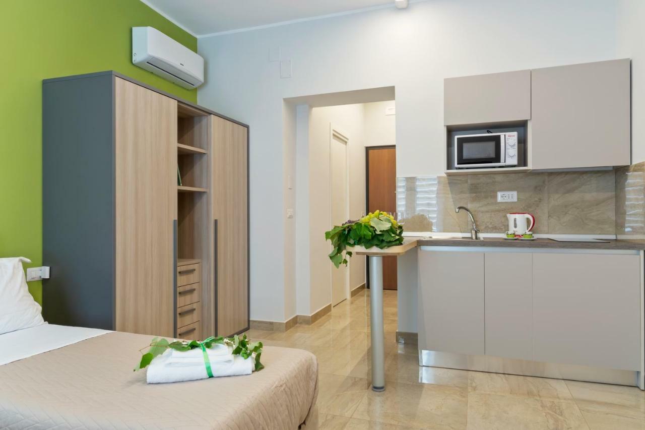 Devon Metro Studio * Naples