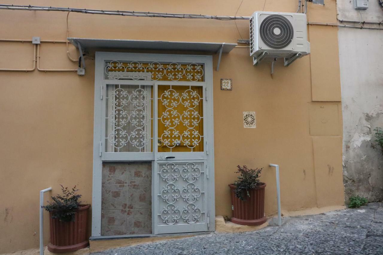 Giallo Naples