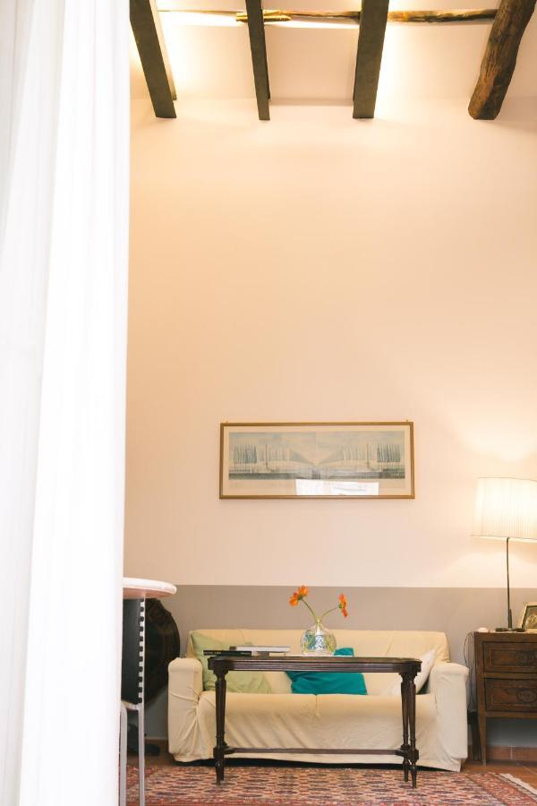 La Casa Del Nespolo, 2 Terrazzi E 2 Bagni In Centro Naples