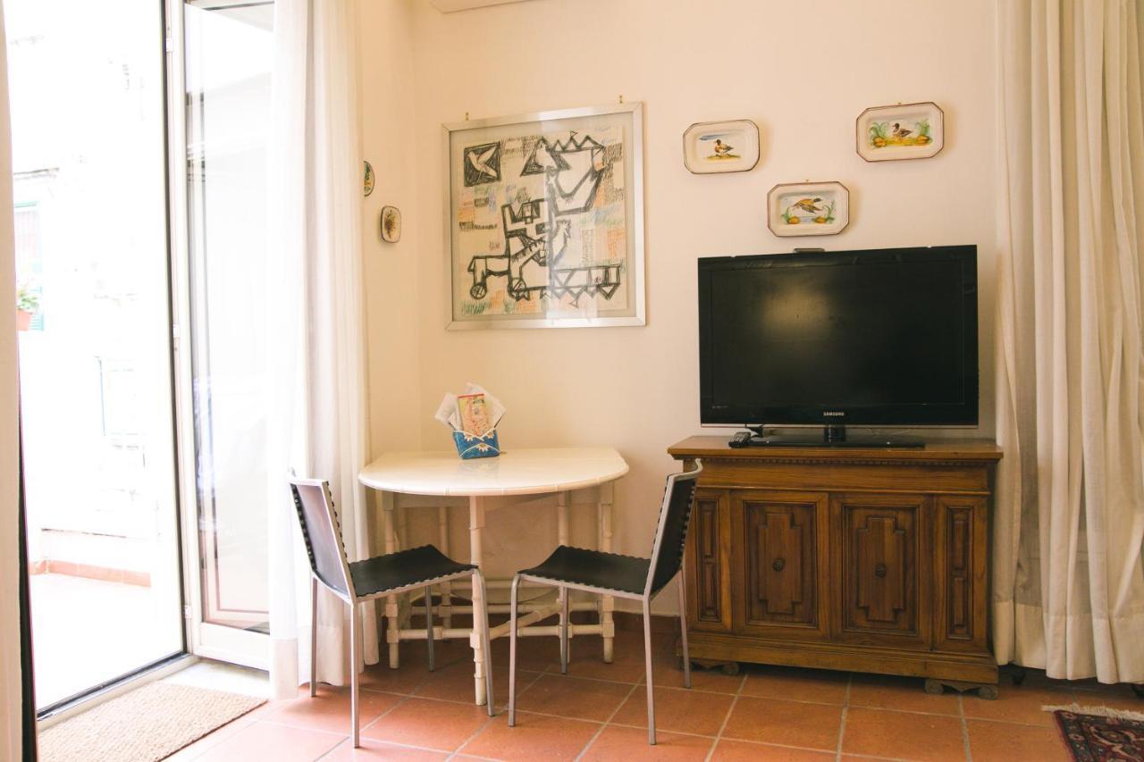La Casa Del Nespolo, 2 Terrazzi E 2 Bagni In Centro * Naples