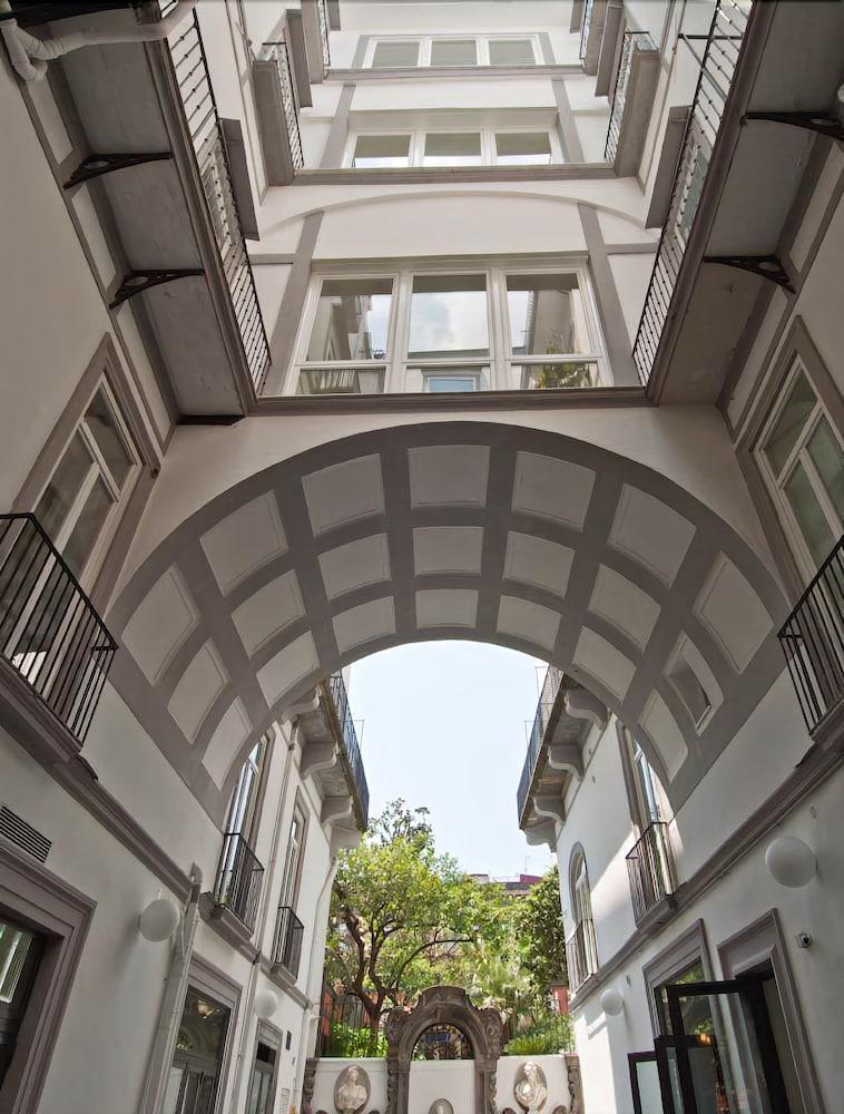 Hotel Piazza Bellini & 3*