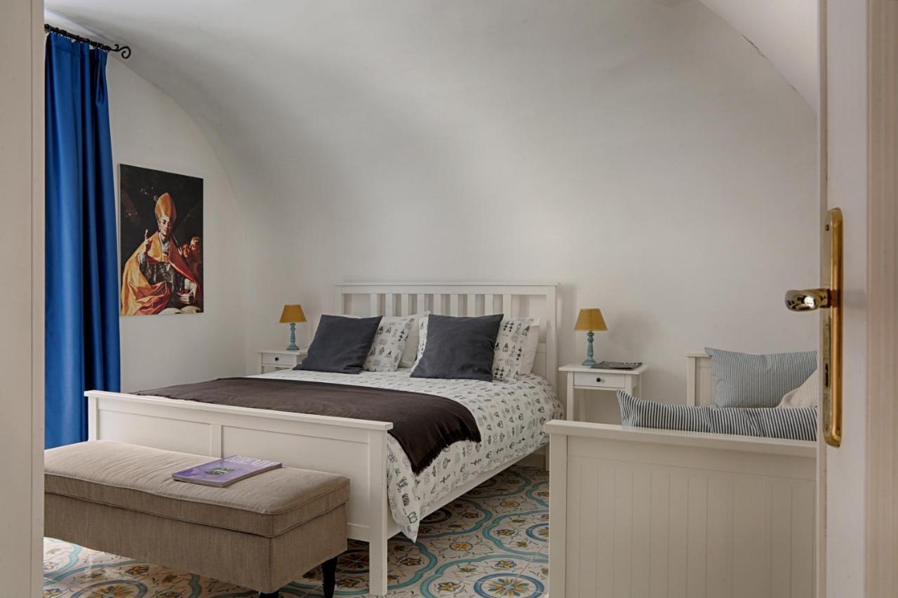 Lovely Near Via Dei Mille - Chiaia Area Apartment *