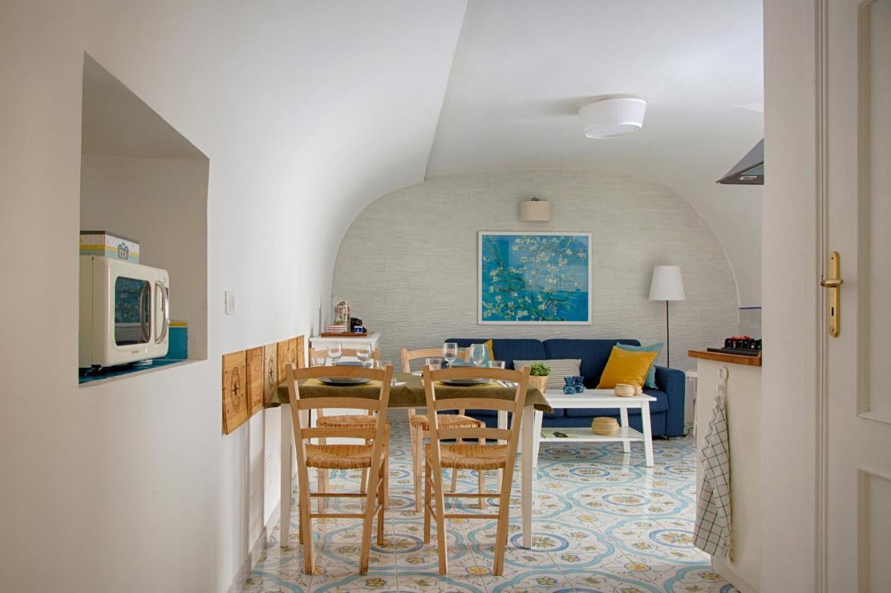 Lovely Near Via Dei Mille - Chiaia Area Apartment *