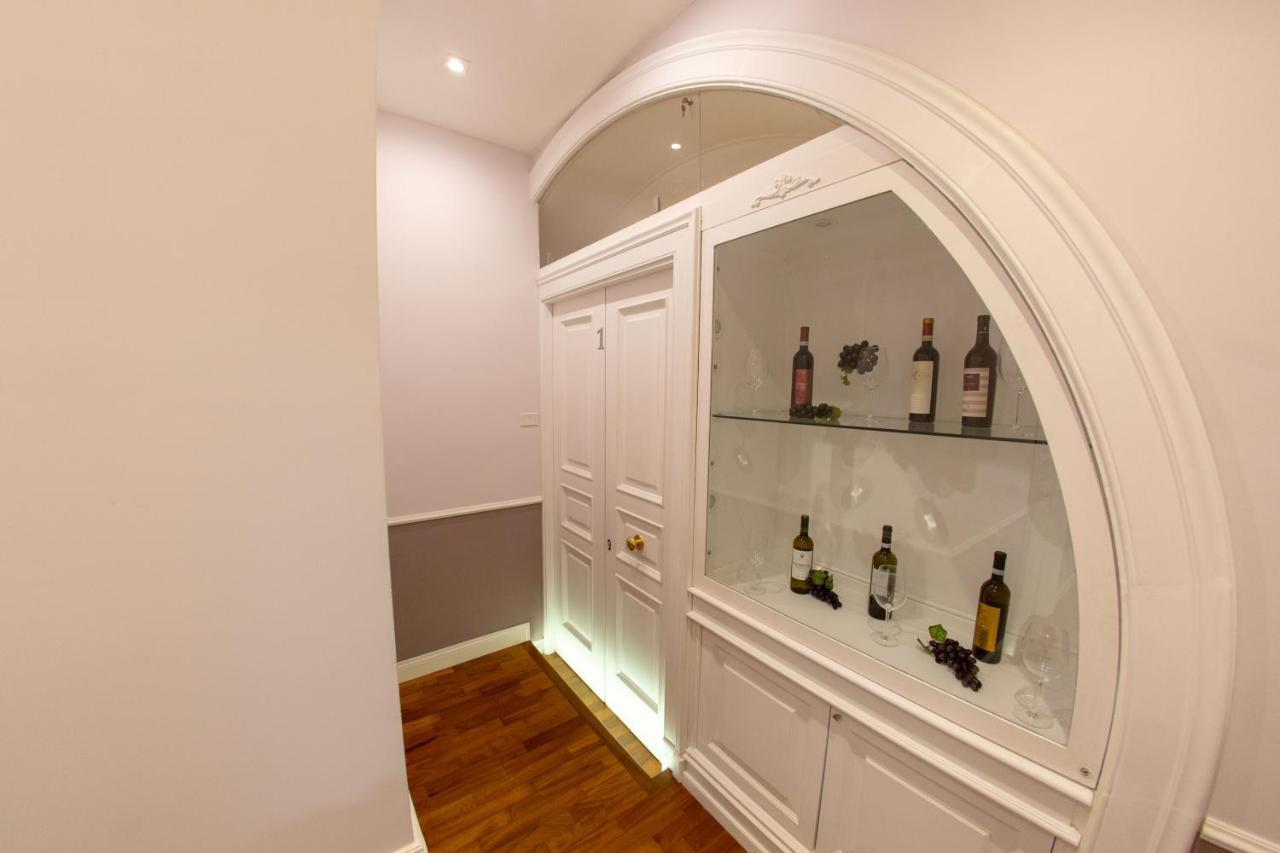 Guest house Leone D'autore - Chiaia 3*