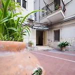 Quo Vadis House