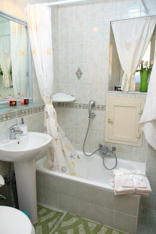 Mitilini Station Bed & Breakfast *