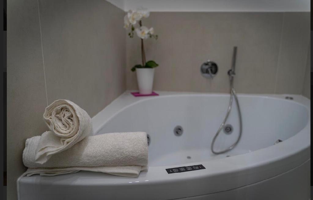 Downtown Napoli B&B “Se Nun Canto Moro..”