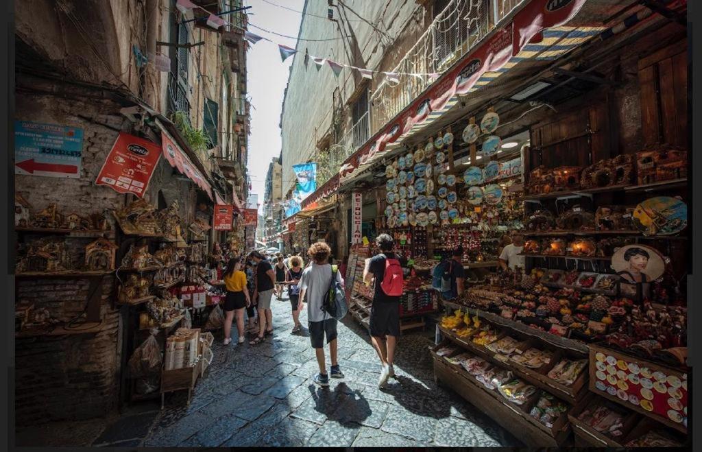 Downtown Napoli B&B “Se Nun Canto Moro..” Bed & Breakfast Naples