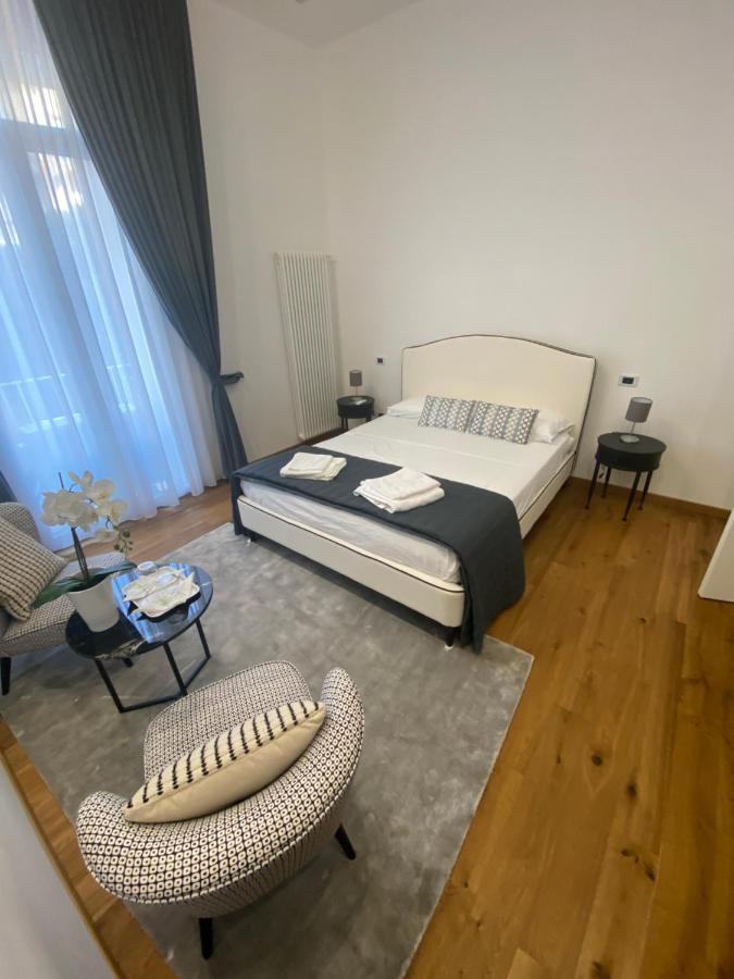 Downtown Napoli B&B “Se Nun Canto Moro..” Bed & Breakfast