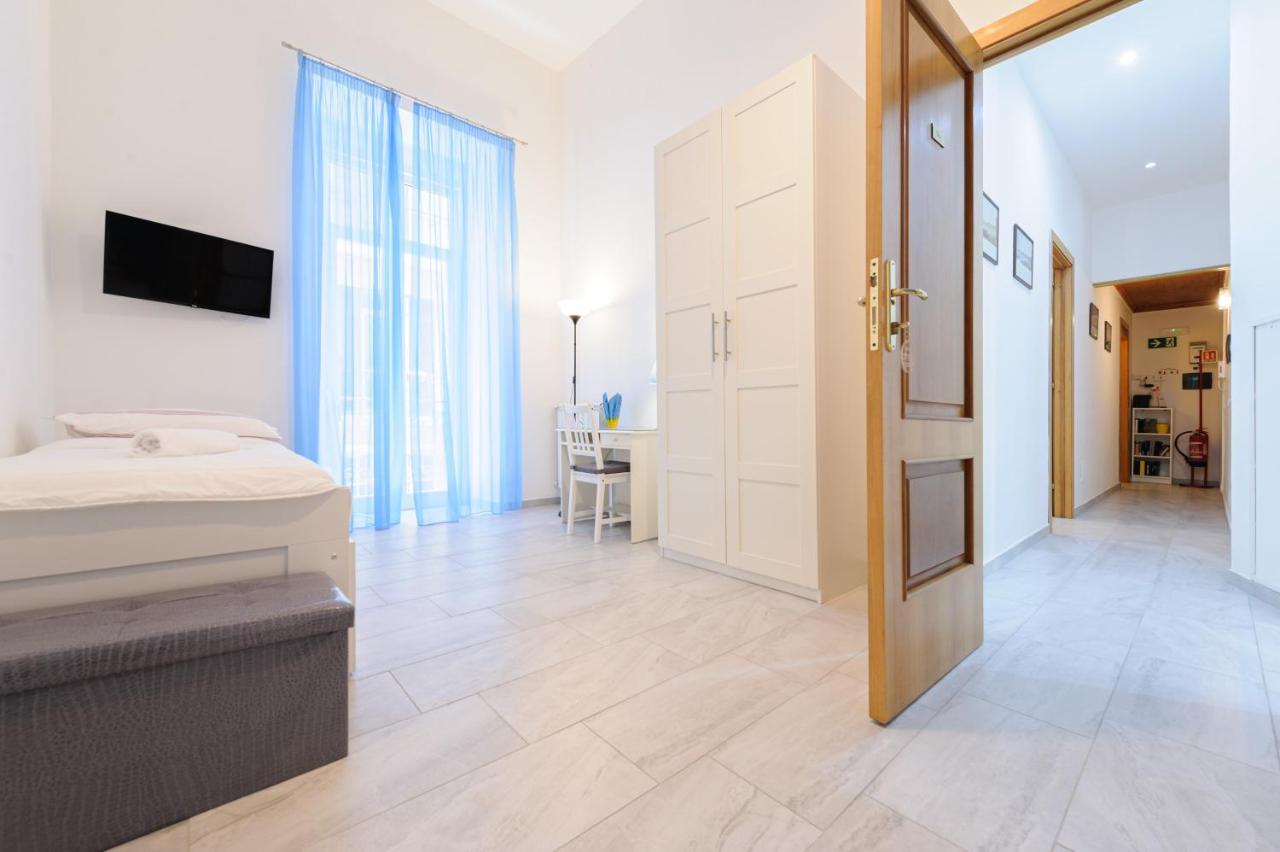 Via Aniello Falcone 72b Apartment *