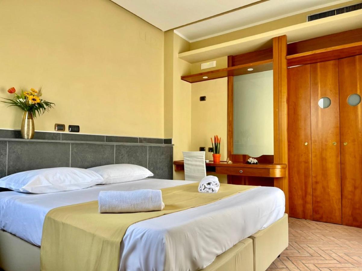 Ares 4* Naples
