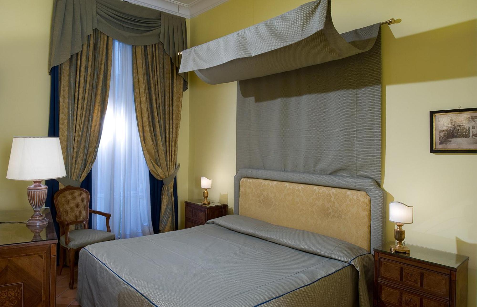 Hotel Chiaja De Charme 3*