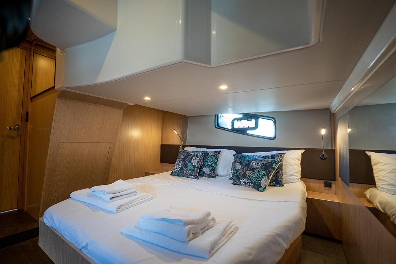 Botel Greros Yacht By Clapa H.&g Group