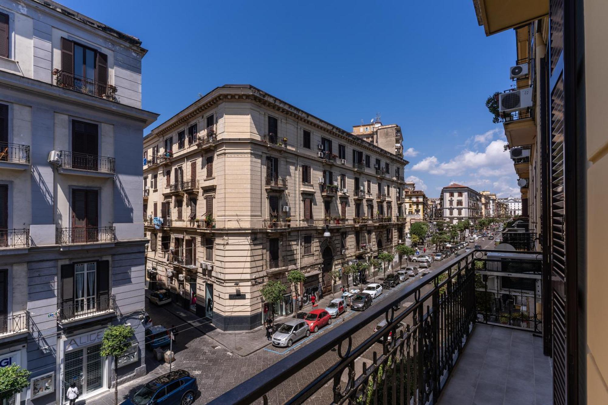 Av * Naples