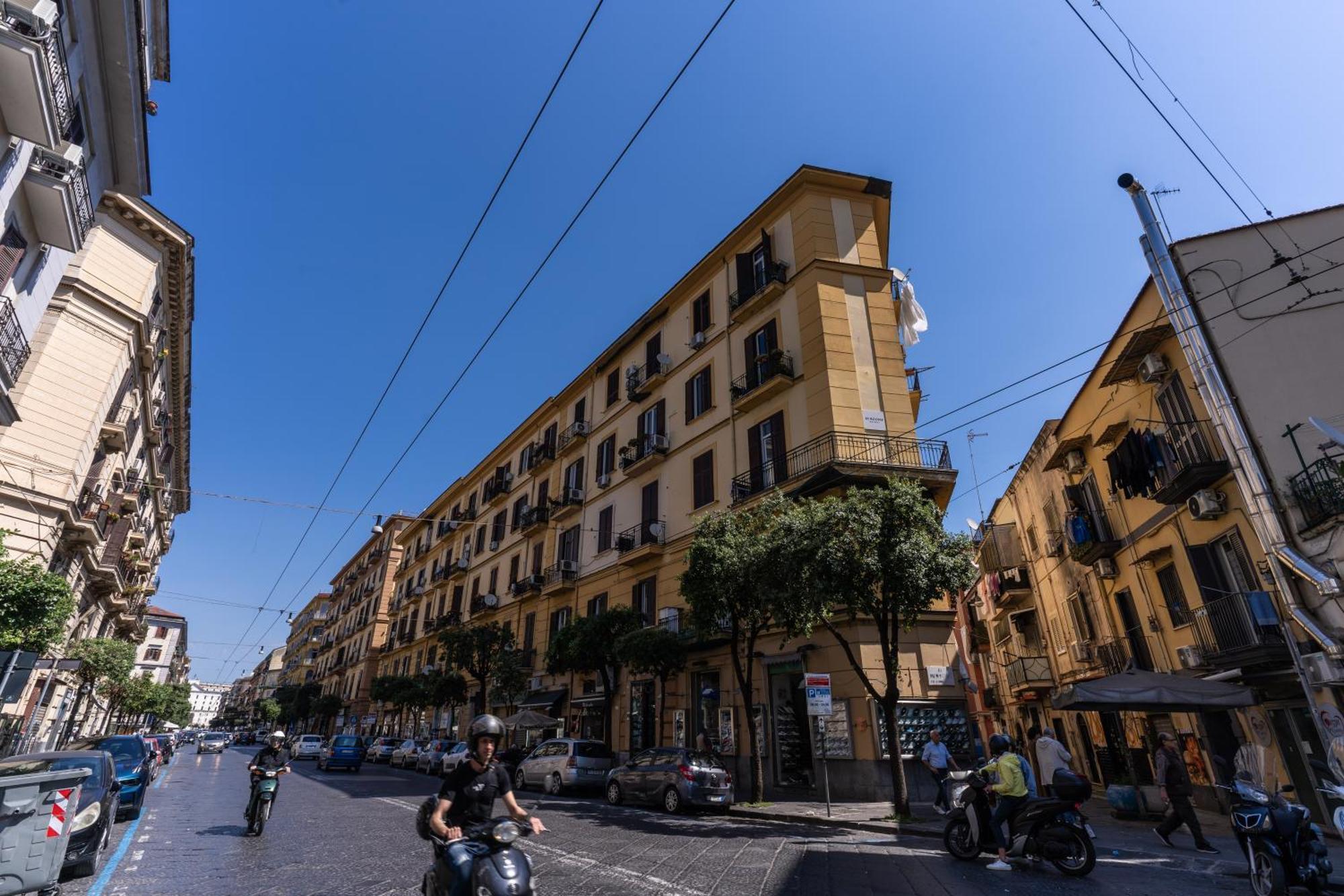 Av * Naples