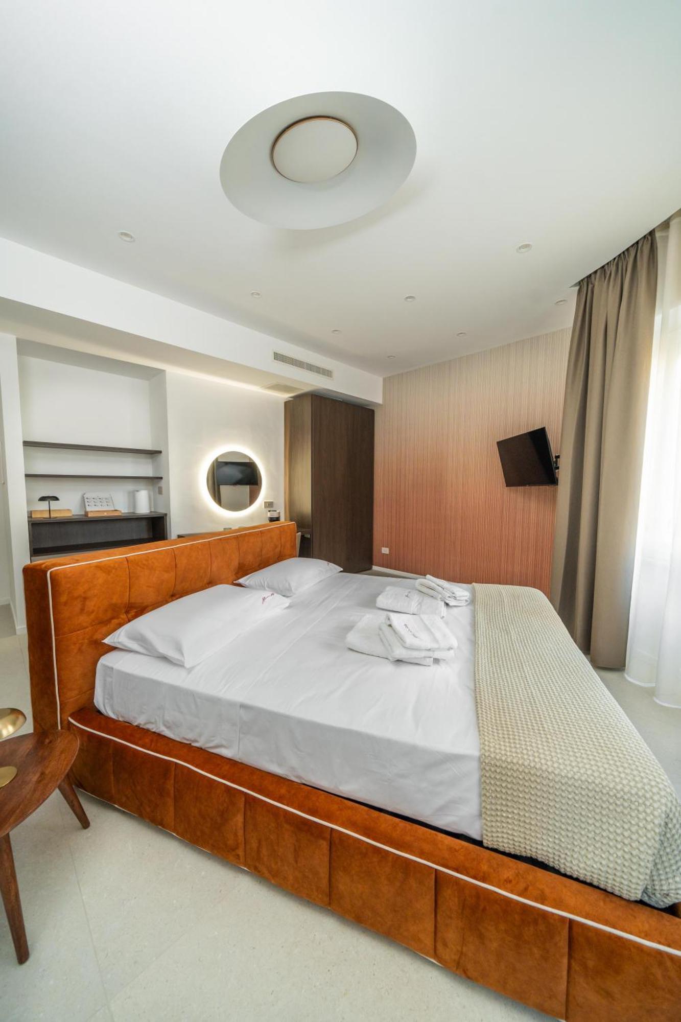 Ypnos Naples