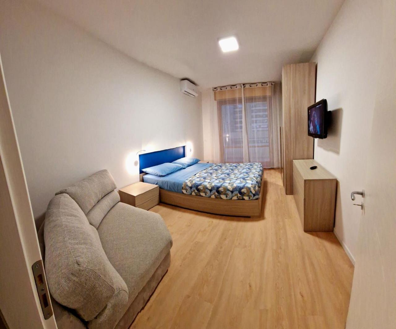 - Close To Metro & Connections Apartment