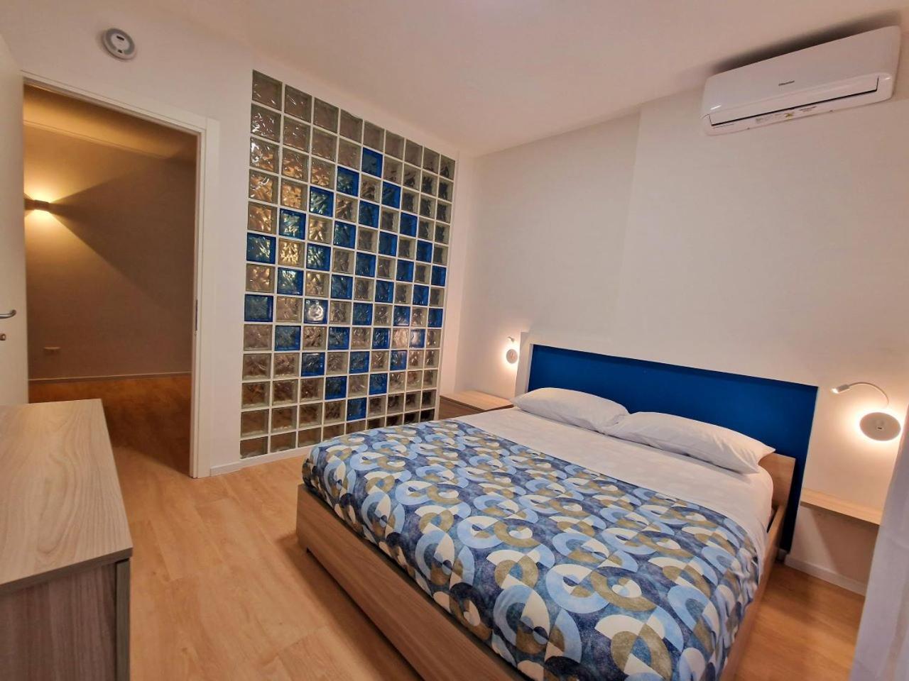 - Close To Metro & Connections Apartment