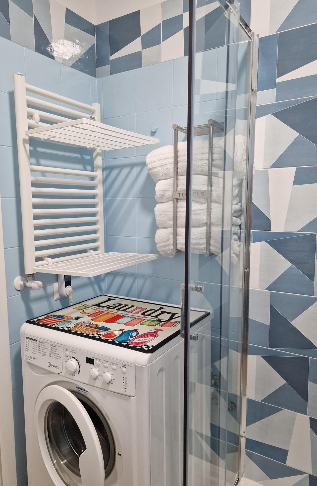 - Close To Metro & Connections * Naples