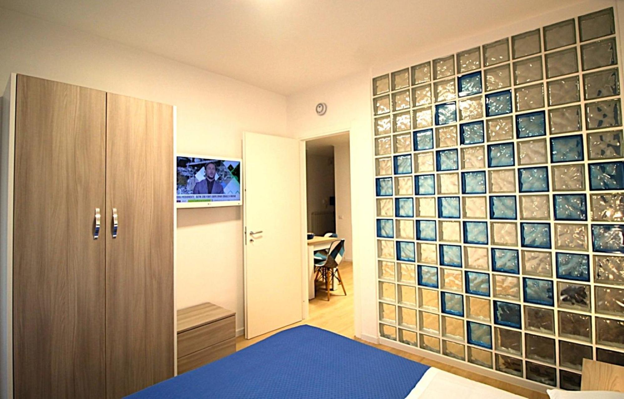 - Close To Metro & Connections * Naples