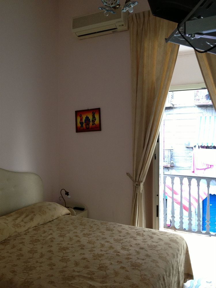 Elia 2* Naples