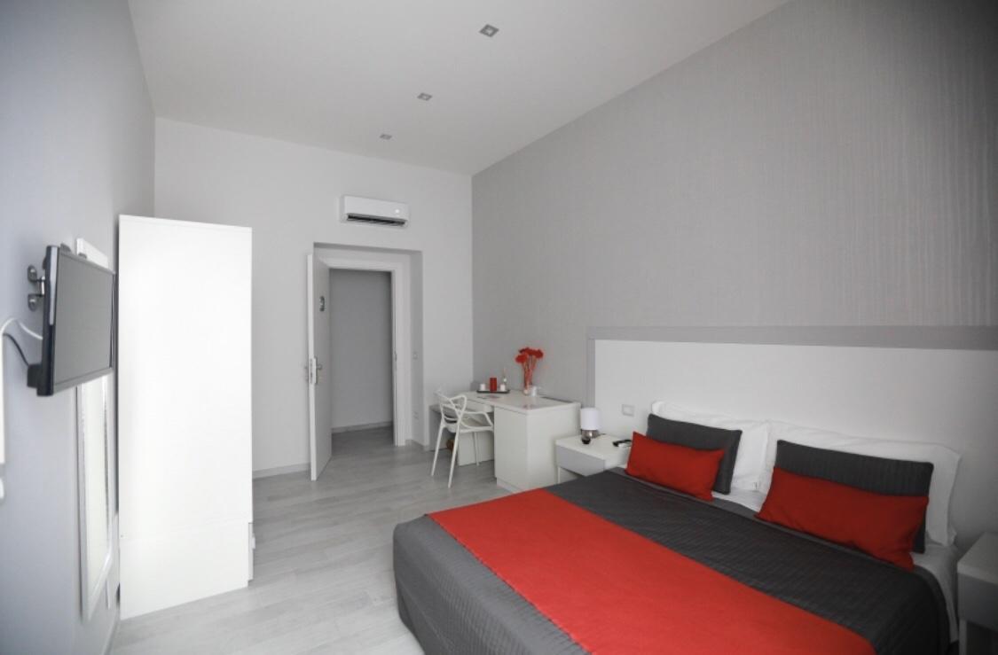 Chiaia 3* Naples