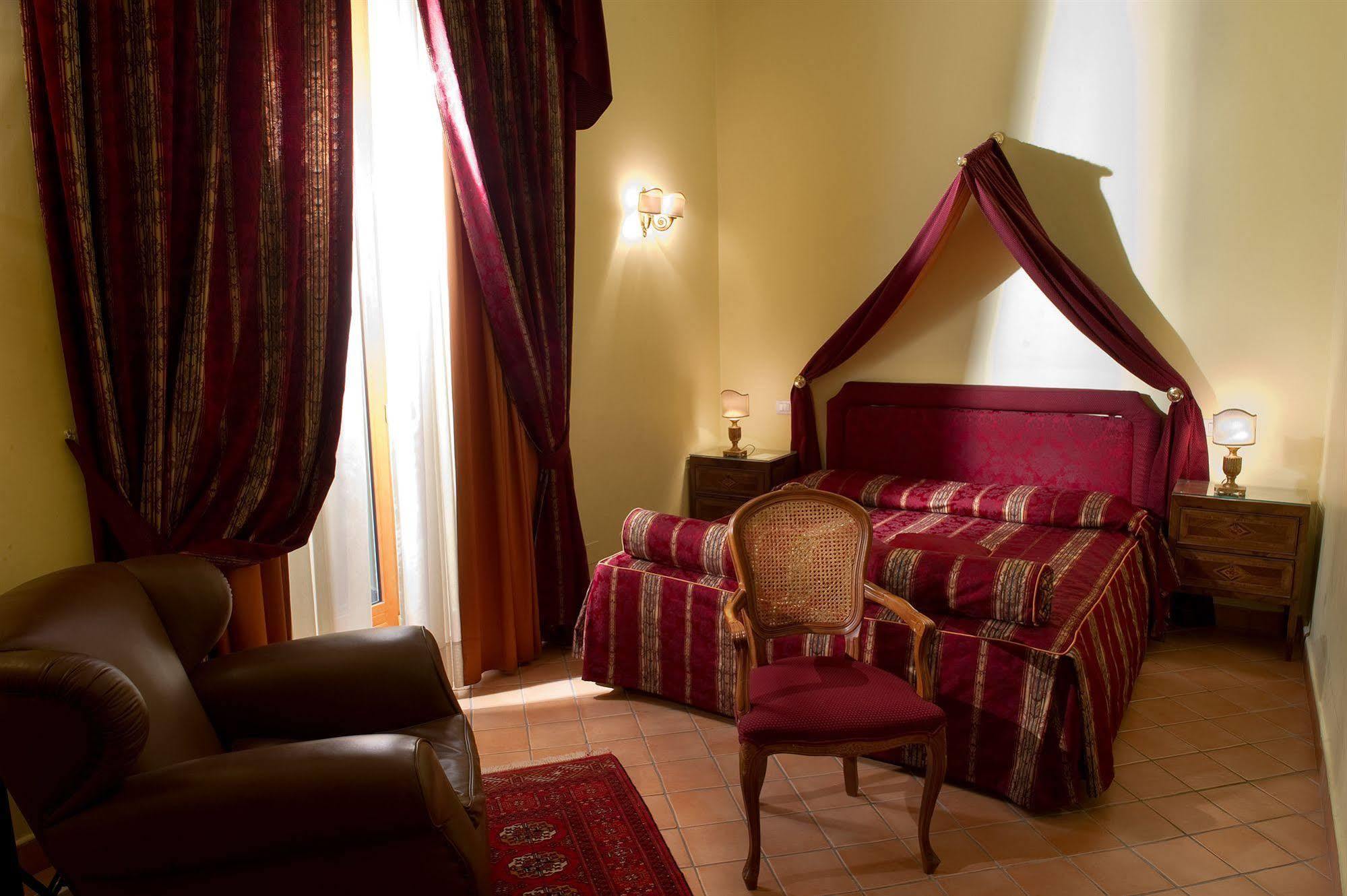 Hotel Chiaja De Charme 3*