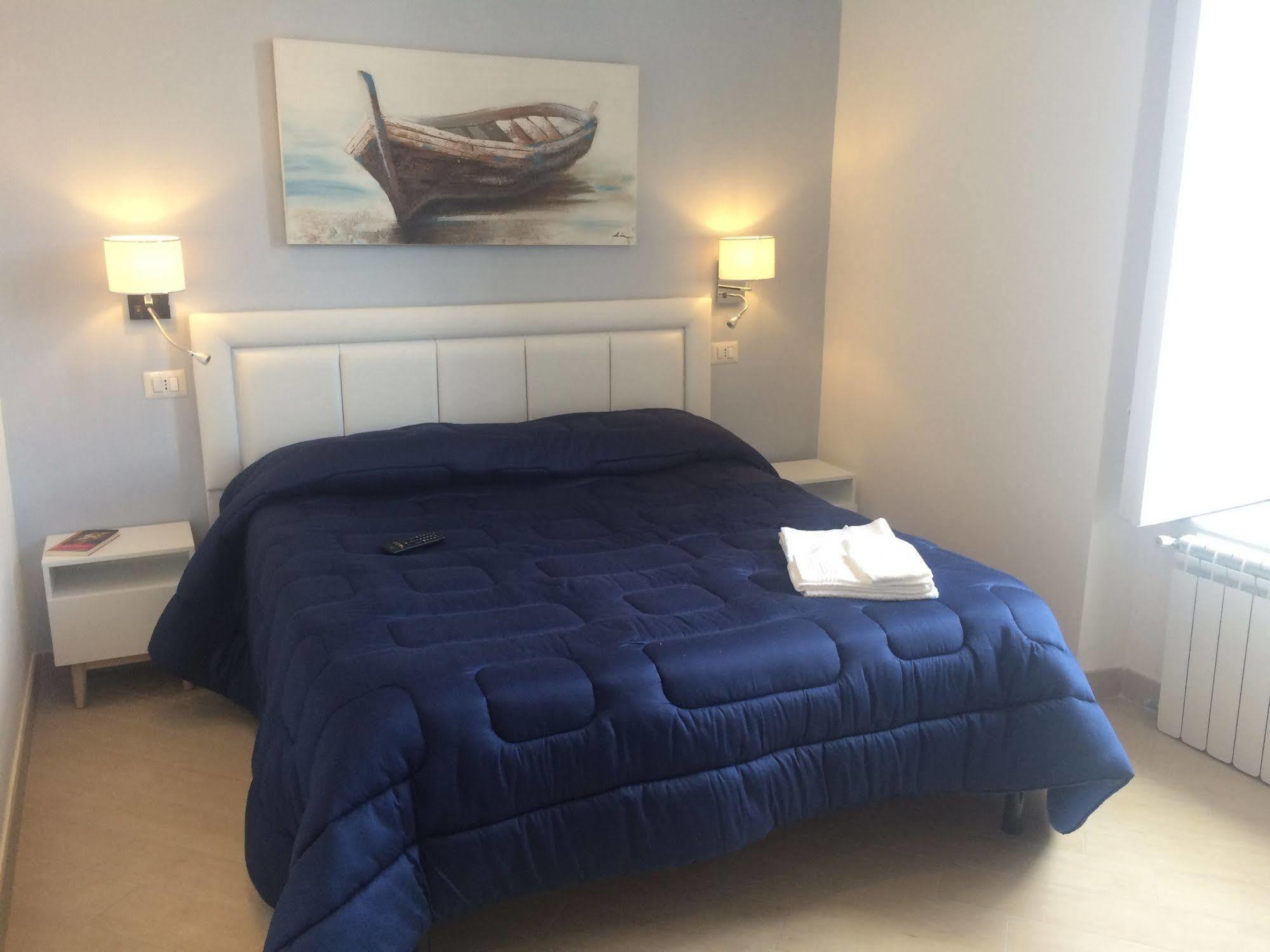 Base Mergellina Bed & Breakfast