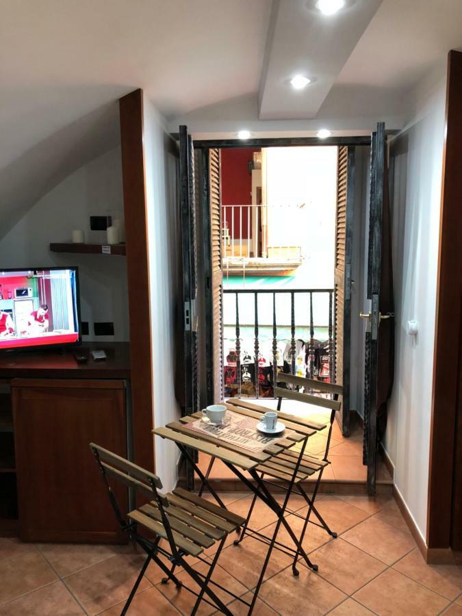 Apartment In Love: Balconcino Spaccanapoli