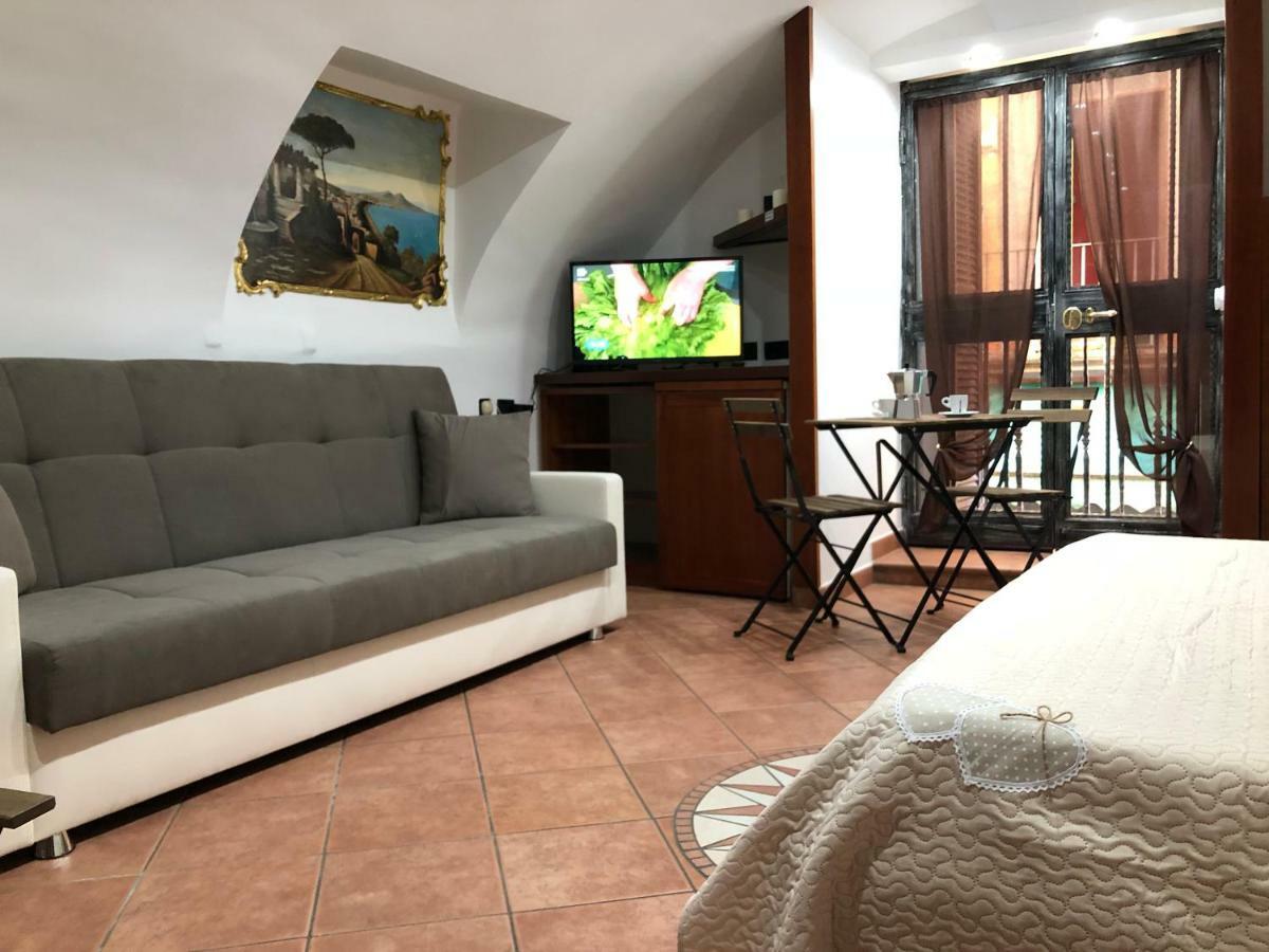 In Love: Balconcino Spaccanapoli Apartment *