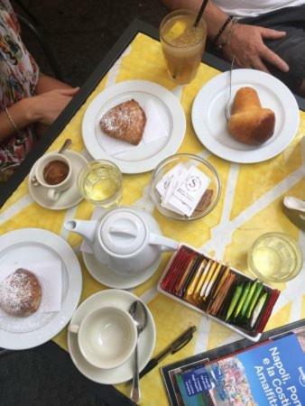 Da Polly A Piazza Amedeo Bed & Breakfast Naples