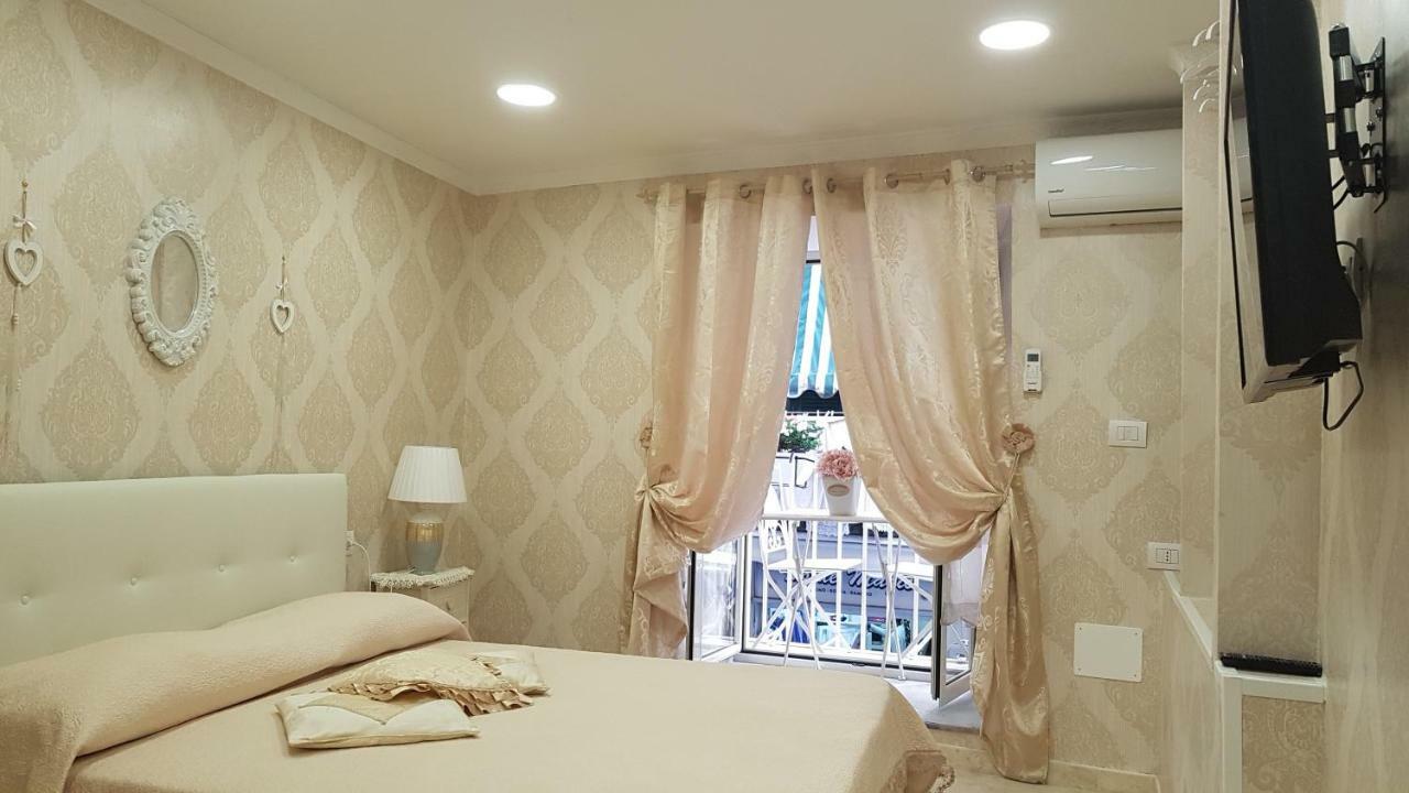 Melissa A Toledo 2 * Naples
