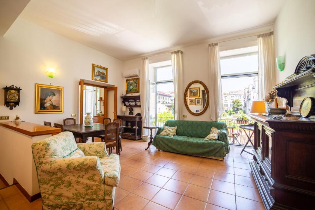 Portalba Palace: Spacious Three-bedroom With Views * Naples