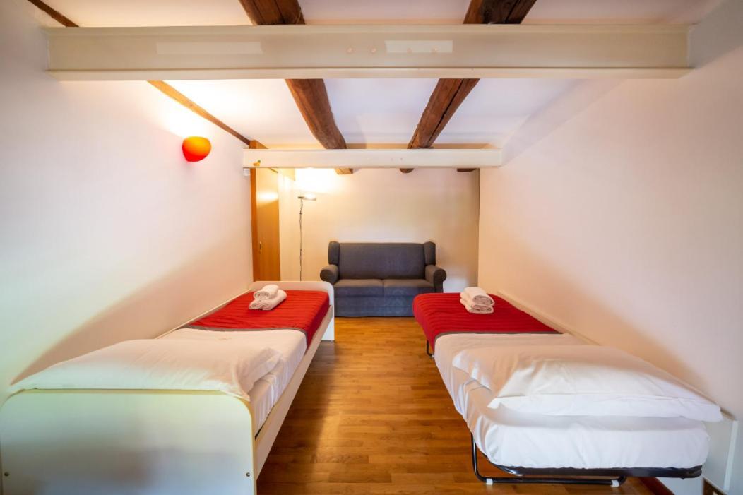 Portalba Palace: Spacious Three-bedroom With Views Naples