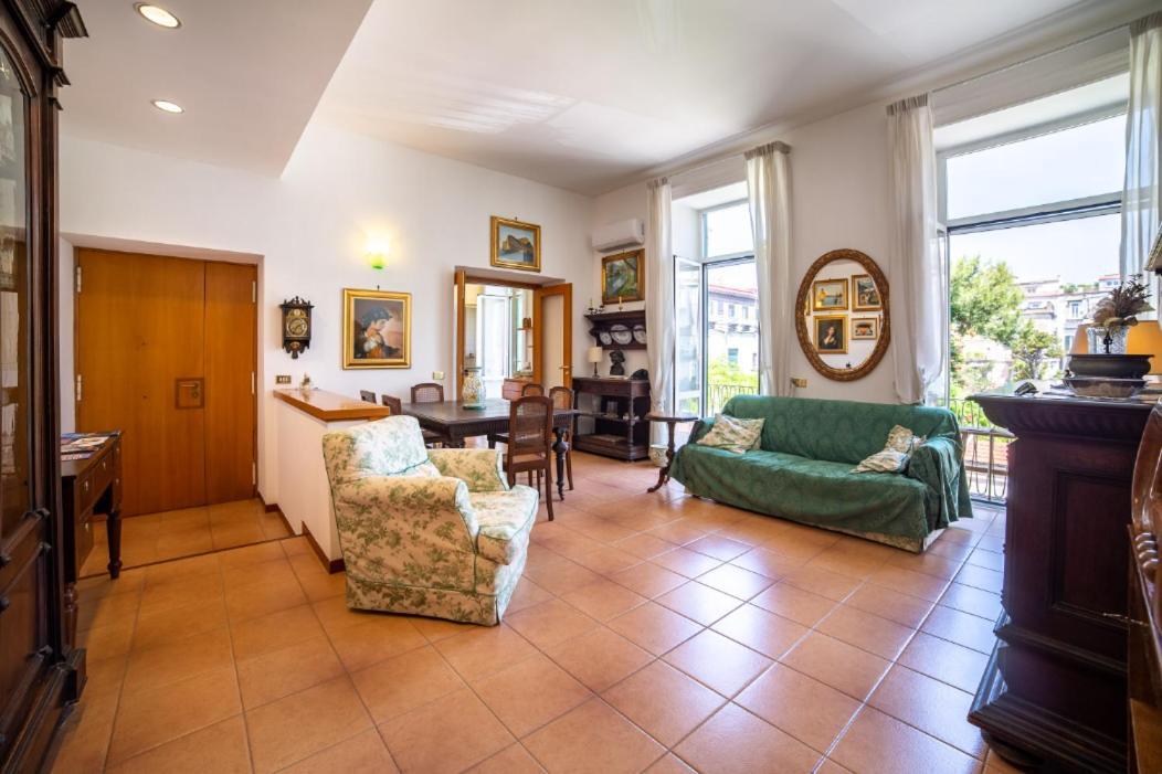 Portalba Palace: Spacious Three-bedroom With Views *