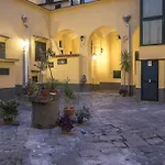 Napul\'E Apartament