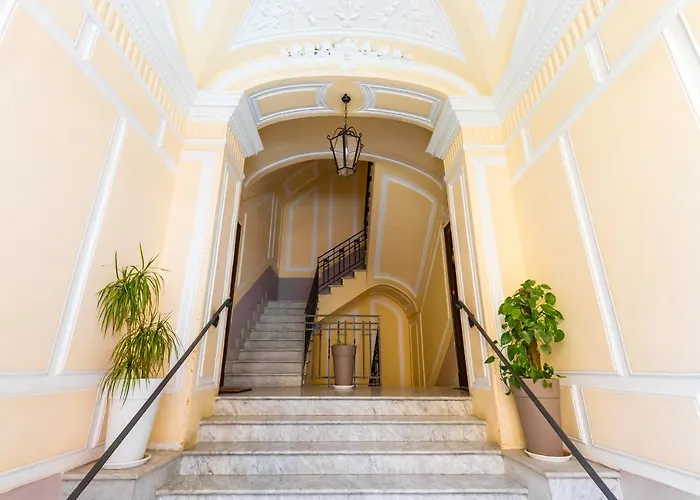 Grand Classic Apartment At San Martino By Napoliapartments