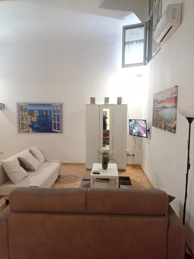 Ai Tribunali Naples