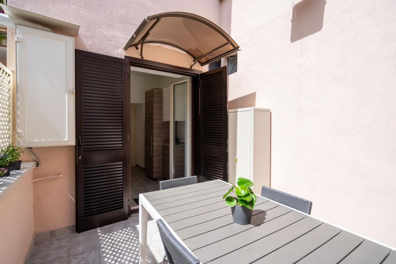 Elegante Con Terrazzino Nel Centro Di Apartment Naples