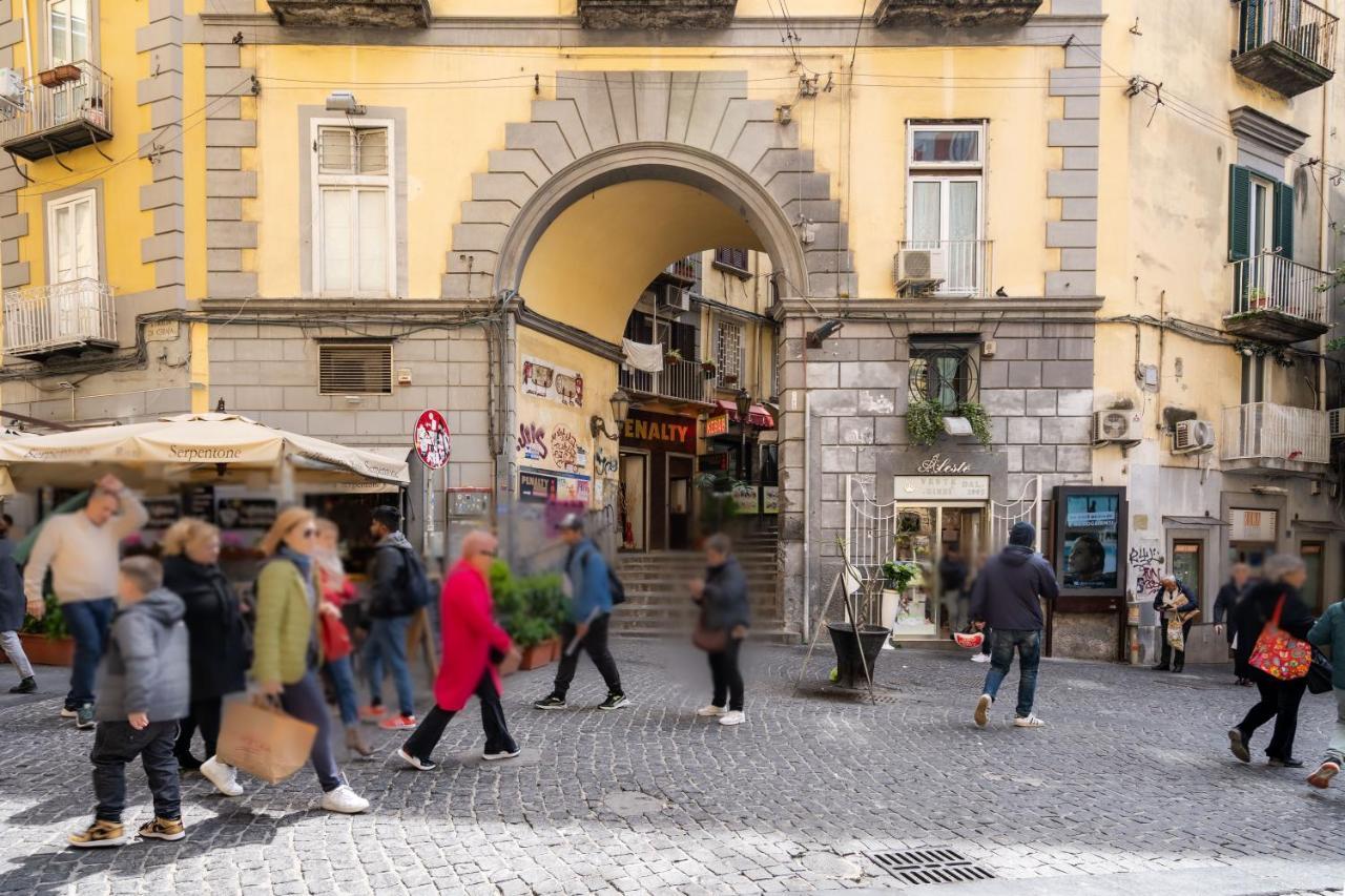 Elegante Con Terrazzino Nel Centro Di Naples