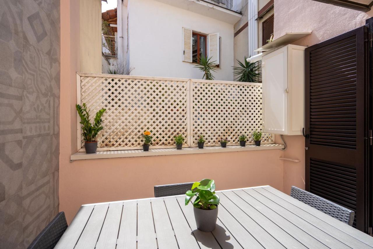 Elegante Con Terrazzino Nel Centro Di Naples