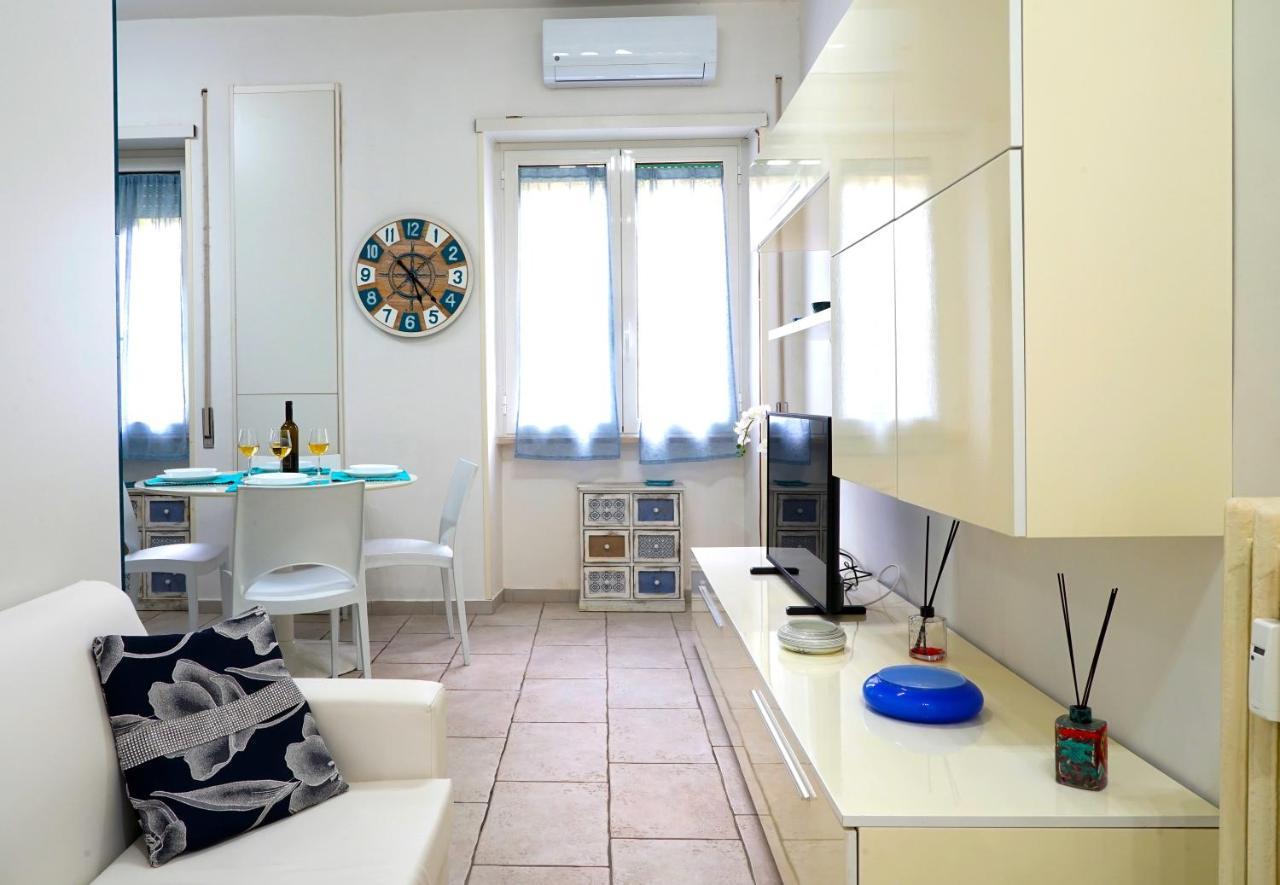 Hostly - Vittoria House - Near The Center With Private Parking Apartment Naples