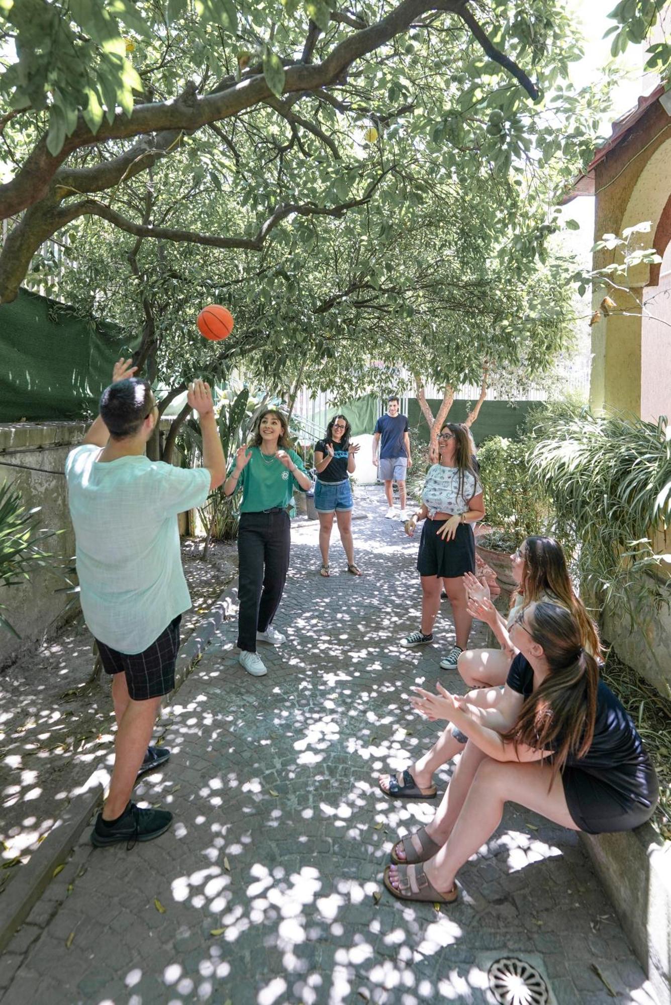 Hostel Mochileros - Age Limit 18-28 Naples