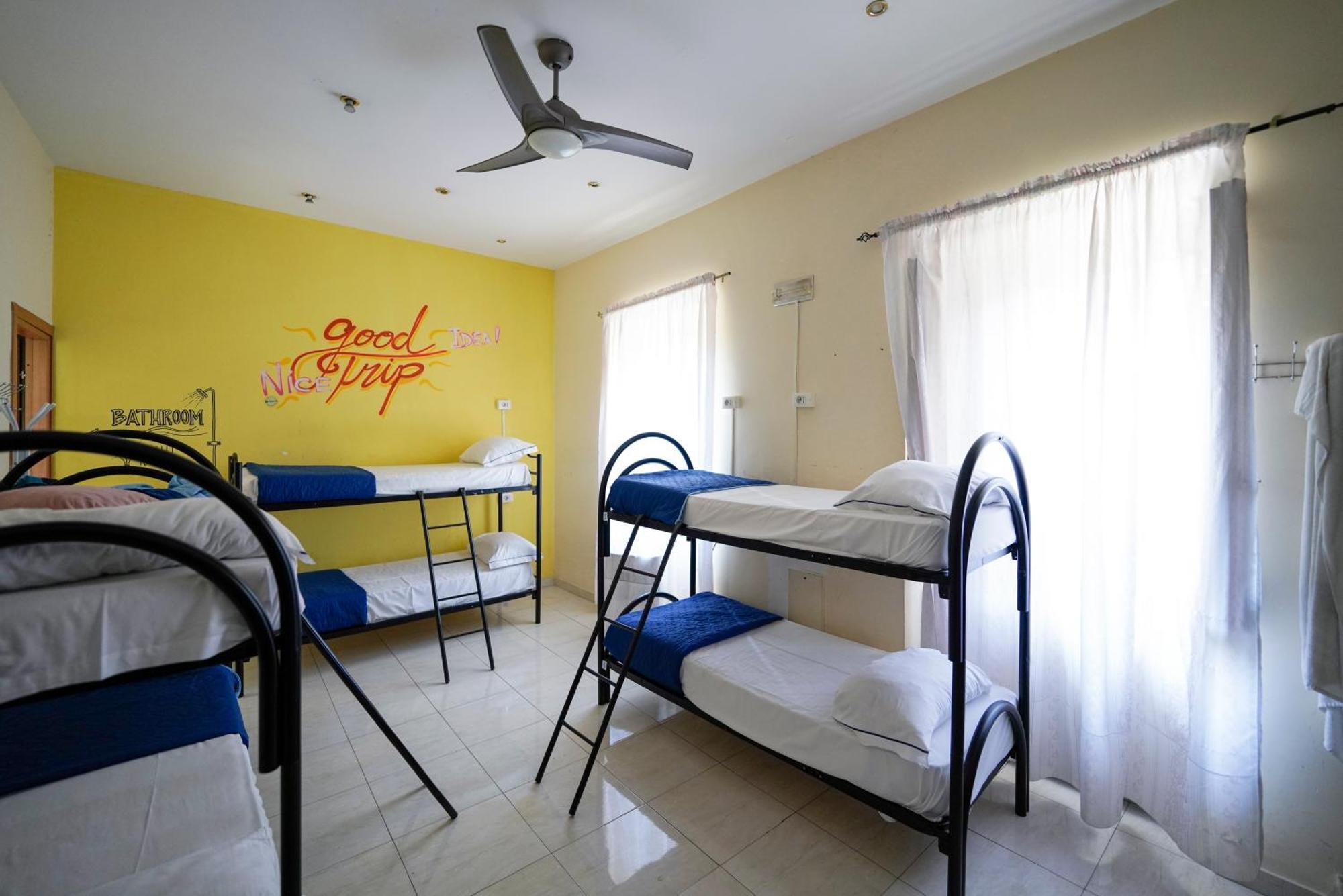 Hostel Mochileros - Age Limit 18-28 Naples
