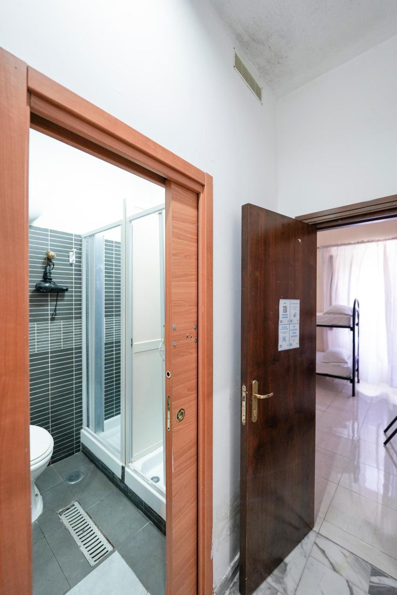 Mochileros - Age Limit 18-28 Hostel *